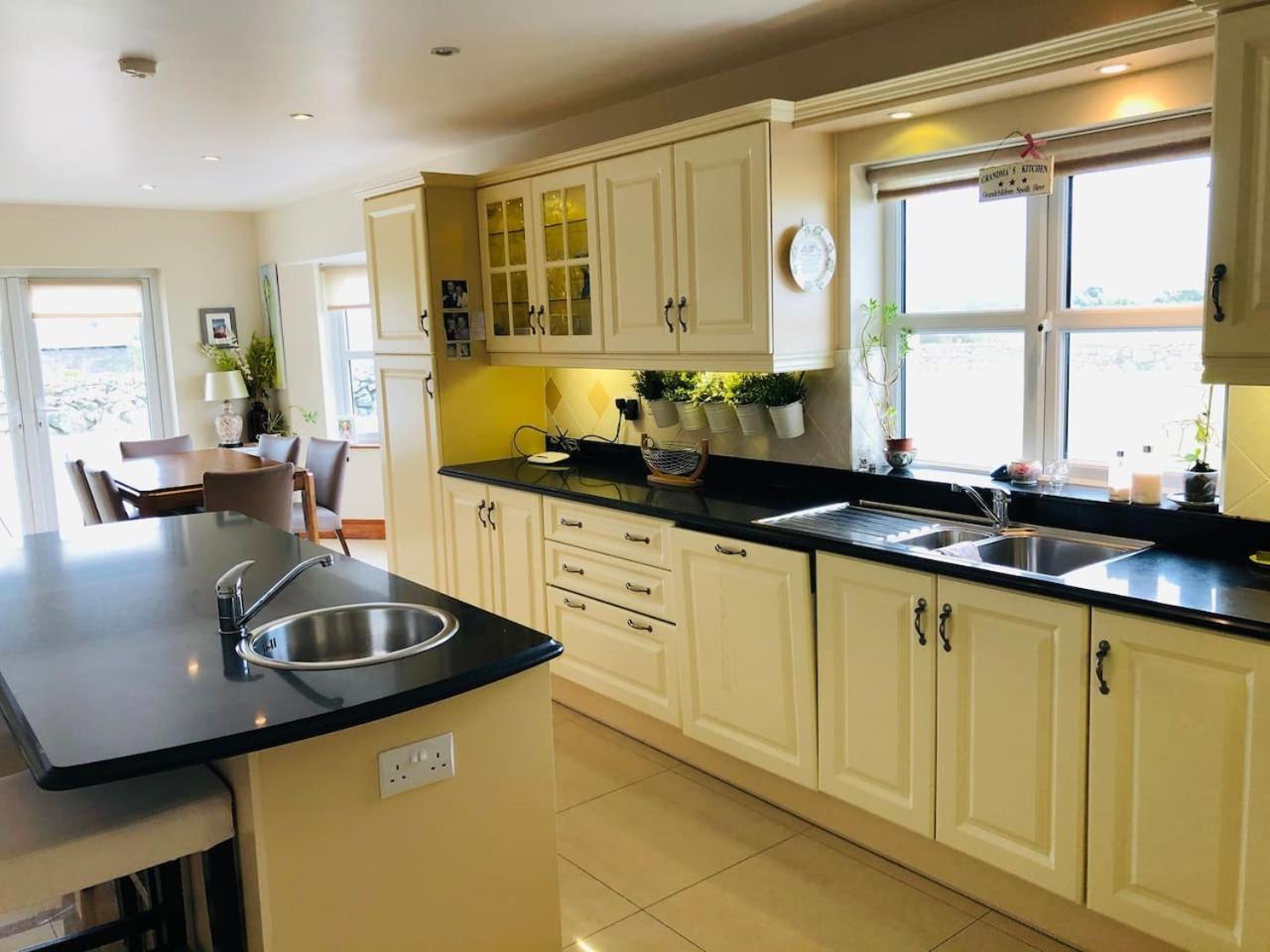 Connemara. 3 Bedroom, 8 Bed, Holiday Home غالواي المظهر الخارجي الصورة